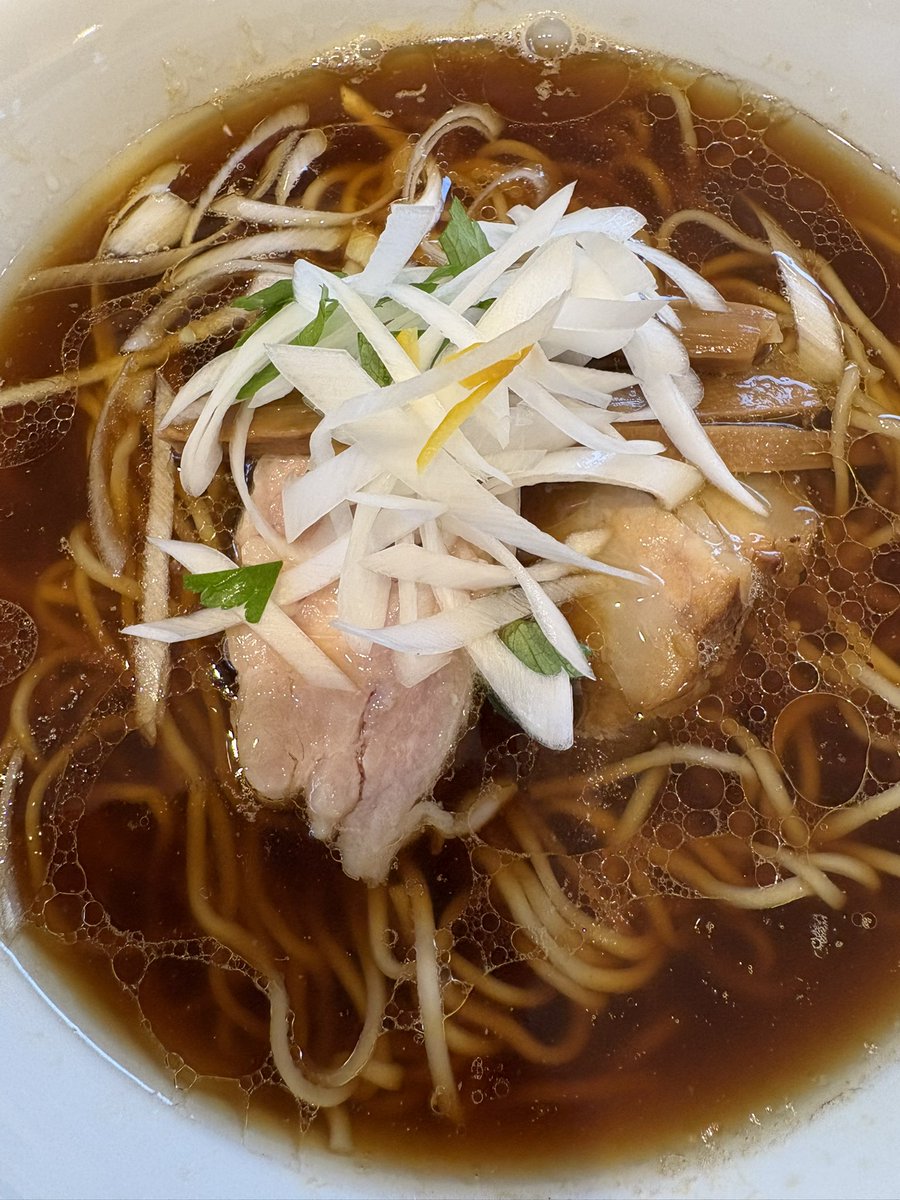 remon_yuzu's tweet image. #The Noodles &amp;amp; Saloon Kiriya さん
「鶏ソバ醤油」 

ご無沙汰の訪問です(๑•̀ㅁ•́ฅ✨
麺が選べるとはΣ(,,° Δ °,,*)
細麺をいただきましたが
旦那に一口もらった太麺も
良かったので次は太にする🥰ᩚ
良い匂いをかぎながら
美味しく頂きました😋
ごちそうさまでした🙇🏻‍♀️

2026.4.4(土)🍜No.15