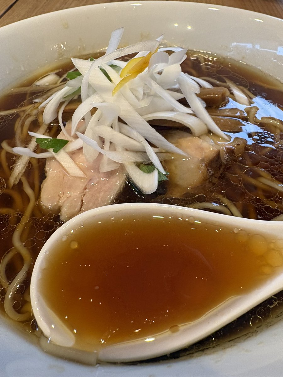 remon_yuzu's tweet image. #The Noodles &amp;amp; Saloon Kiriya さん
「鶏ソバ醤油」 

ご無沙汰の訪問です(๑•̀ㅁ•́ฅ✨
麺が選べるとはΣ(,,° Δ °,,*)
細麺をいただきましたが
旦那に一口もらった太麺も
良かったので次は太にする🥰ᩚ
良い匂いをかぎながら
美味しく頂きました😋
ごちそうさまでした🙇🏻‍♀️

2026.4.4(土)🍜No.15