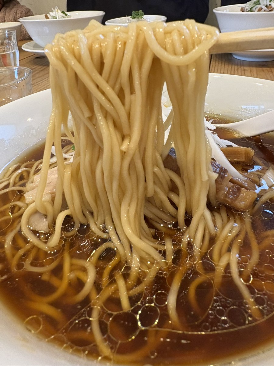 remon_yuzu's tweet image. #The Noodles &amp;amp; Saloon Kiriya さん
「鶏ソバ醤油」 

ご無沙汰の訪問です(๑•̀ㅁ•́ฅ✨
麺が選べるとはΣ(,,° Δ °,,*)
細麺をいただきましたが
旦那に一口もらった太麺も
良かったので次は太にする🥰ᩚ
良い匂いをかぎながら
美味しく頂きました😋
ごちそうさまでした🙇🏻‍♀️

2026.4.4(土)🍜No.15