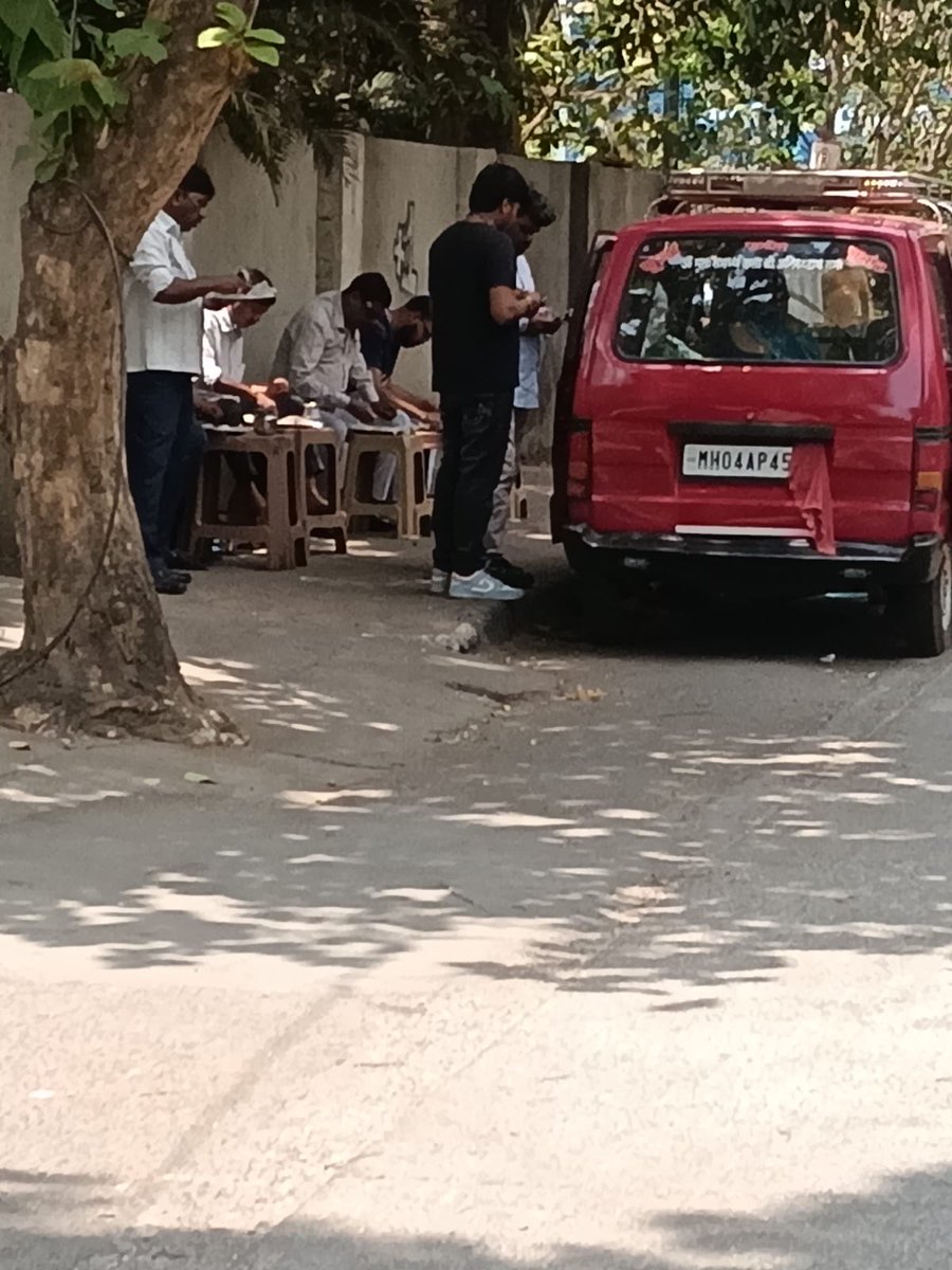 LIONSSolMarg's tweet photo. And the khau gully at the cusp of Lions Sol Marg- lokhandwala Andheri west is occupied by food vendors / hawkers again!! 
@mybmcwardKW @sayaliRkulkarni @KhanHaroo3817 @mybmc KINDLY TAKE IMMEDIATE ACTION. https://t.co/XTGyCvpoft
