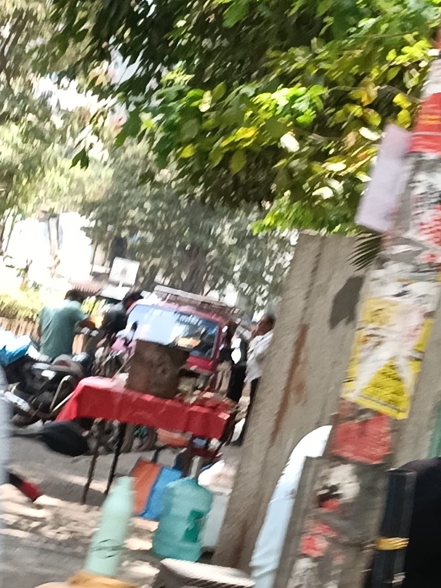 LIONSSolMarg's tweet photo. And the khau gully at the cusp of Lions Sol Marg- lokhandwala Andheri west is occupied by food vendors / hawkers again!! 
@mybmcwardKW @sayaliRkulkarni @KhanHaroo3817 @mybmc KINDLY TAKE IMMEDIATE ACTION. https://t.co/XTGyCvpoft