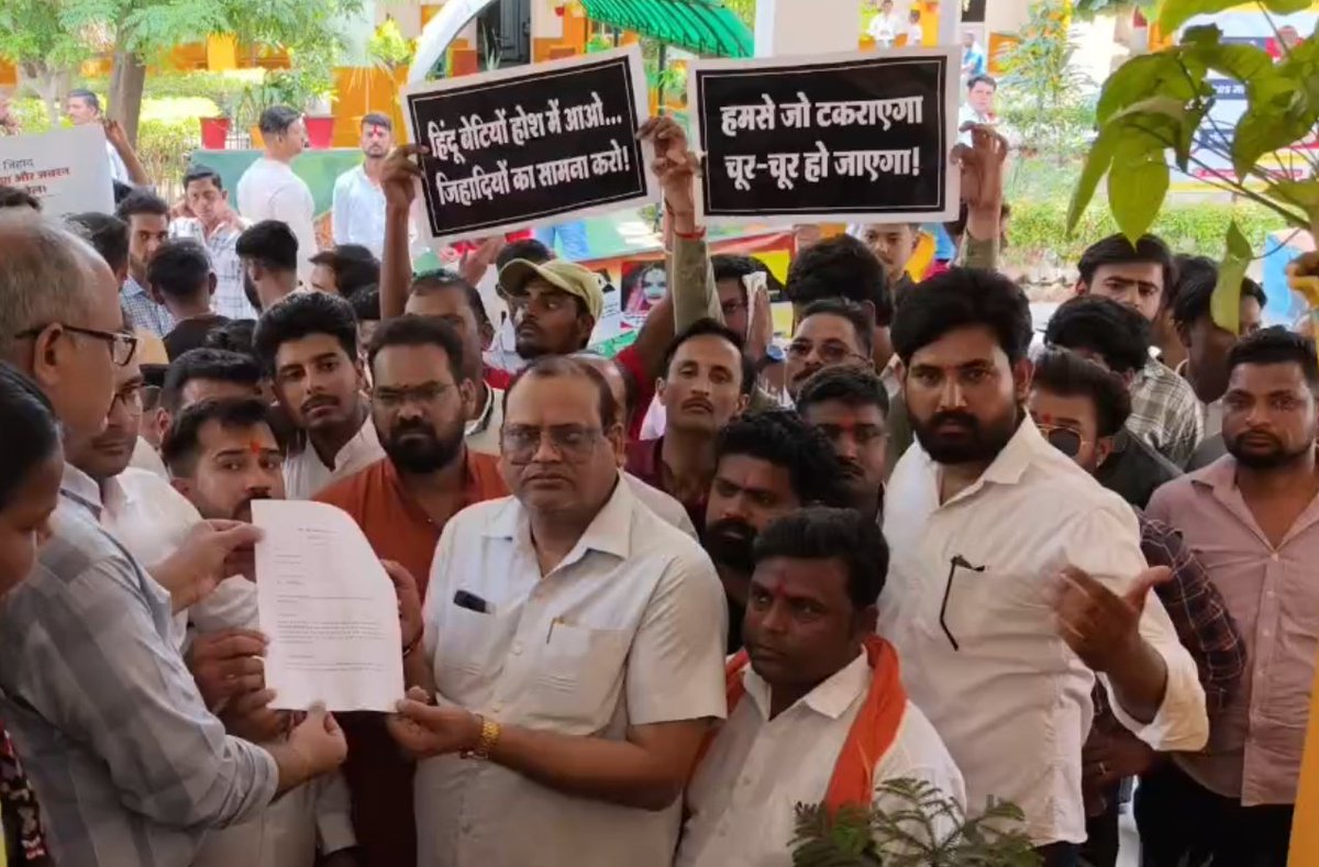 bstvlive's tweet image. सहारनपुर
➡नासिक धर्मांतरण मामले पर प्रदर्शन
➡हिंदू संगठन के लोगों का प्रदर्शन
➡प्रशासन को ज्ञापन सौंप कार्रवाई की मांग
#Saharanpur | @saharanpurpol