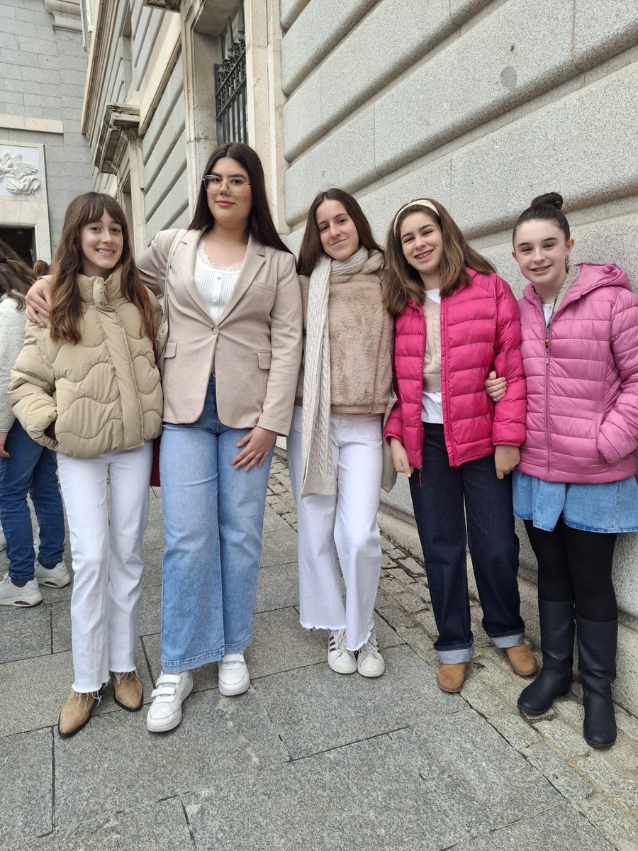 nazaretoporto's tweet photo. Nuestro cole ha tenido el privilegio de participar en la grabación de “Alza la mirada” para el Papa León ✨

Una experiencia llena de emoción, donde nuestros alumnos han puesto voz, ilusión y corazón 💙

#AlzaLaMirada #WeAreCrew https://t.co/o1Gnrdq5Eh