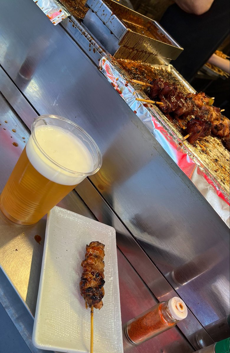 立って食う焼き鳥はうめえな