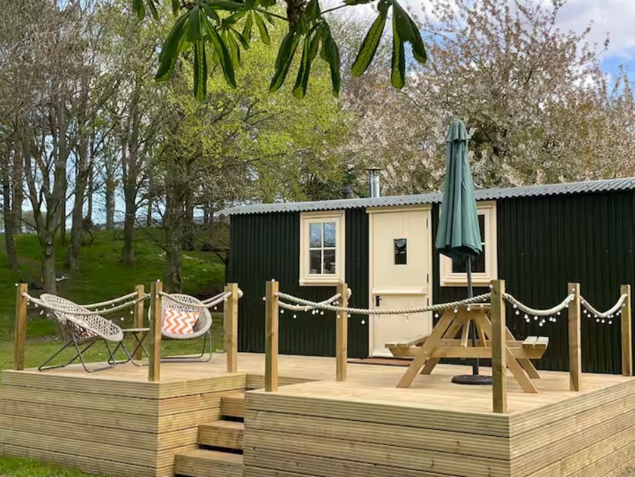 Camping_Direct's tweet image. Otter Moss Glamping offers a truly unique escape where nature and comfort come together. 🌿 From the cosy shepherd’s hut to the lakeside pod, each offering its own special way to unwind. 🌄

camping-directory.uk/3499 

#CumbriaEscape #GlampingUK #NatureRetreat #StaycationUK