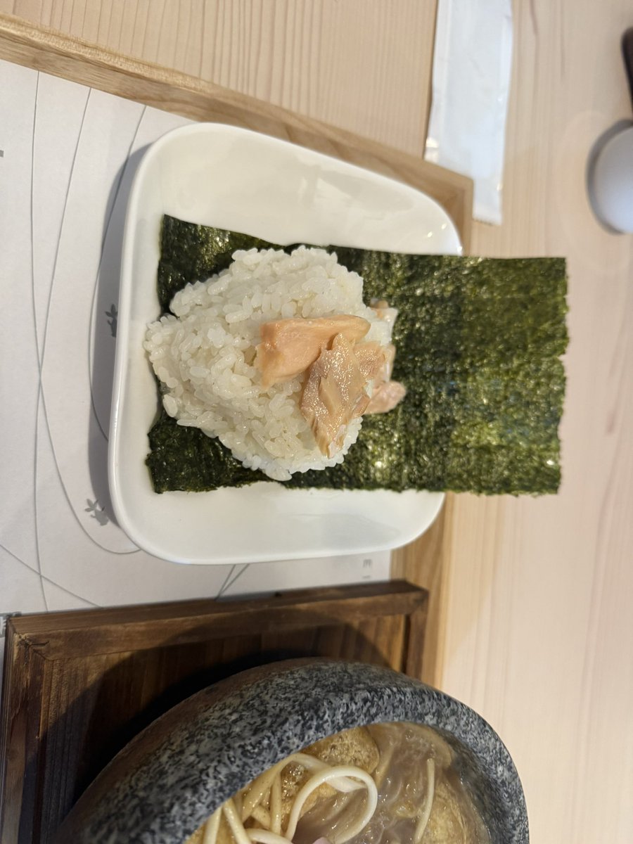 miegourmet39's tweet photo. 手延べ麺 いとう
四日市市諏訪12-3

数量限定メニューあり
煮込カレーひやむぎ昼5食 夜5食限定

値段★★★
そうめん、ひやむぎと思うと高いと思ってしまうが食べて納得 850円~
味★★★★
個人的に冷がおすすめ！
煮込カレーは別
量 ★★★

写真
チーズ煮込カレーひやむぎ
おにぎり鮭300円 https://t.co/WBW4xS6r8u