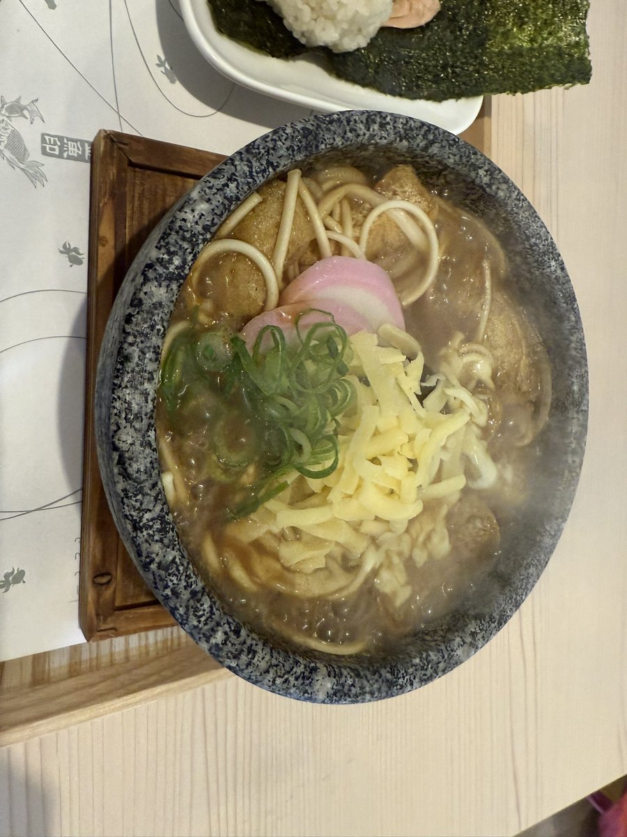 miegourmet39's tweet photo. 手延べ麺 いとう
四日市市諏訪12-3

数量限定メニューあり
煮込カレーひやむぎ昼5食 夜5食限定

値段★★★
そうめん、ひやむぎと思うと高いと思ってしまうが食べて納得 850円~
味★★★★
個人的に冷がおすすめ！
煮込カレーは別
量 ★★★

写真
チーズ煮込カレーひやむぎ
おにぎり鮭300円 https://t.co/WBW4xS6r8u
