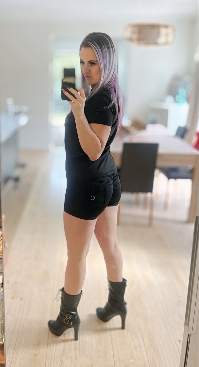 siren_skyler's tweet photo. Thanks for my new boots Mr😏😈 https://t.co/9mYQwOb0U6