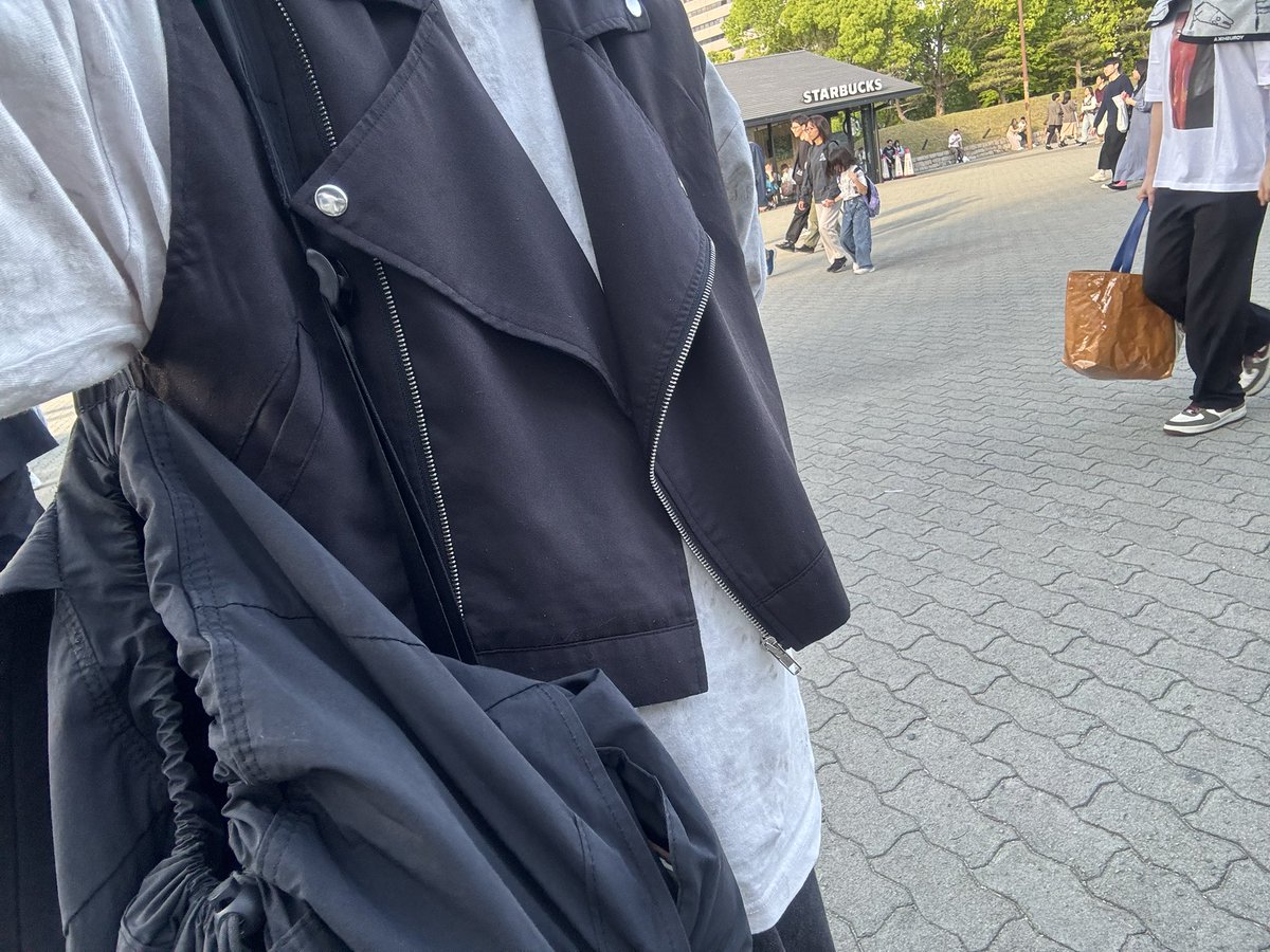 CdfuMg's tweet photo. @ongakudorobou ありがとうございます！
こちらこのような服装でローソン入口前にルバートキーホルダー持って立っておきます！ https://t.co/AYf9lwI1kR