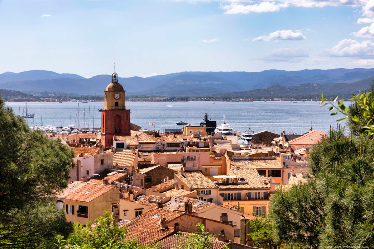 Clocher de Saint‑Tropez dominant les toits du village et le golfe, sous un grand ciel bleu de la Côte d’Azur.
Tirage disponible en licence sur ma galerie Getty Images : jmlpyt.eu

#SaintTropez #CoteDAzur #FrenchRiviera #Mediterranean #Travel #Landscape #Cityscape