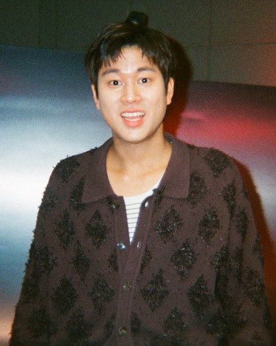무슨포즈인건지감도안오는데일단신나셧다는건알갯어 아 ㅜㅜ