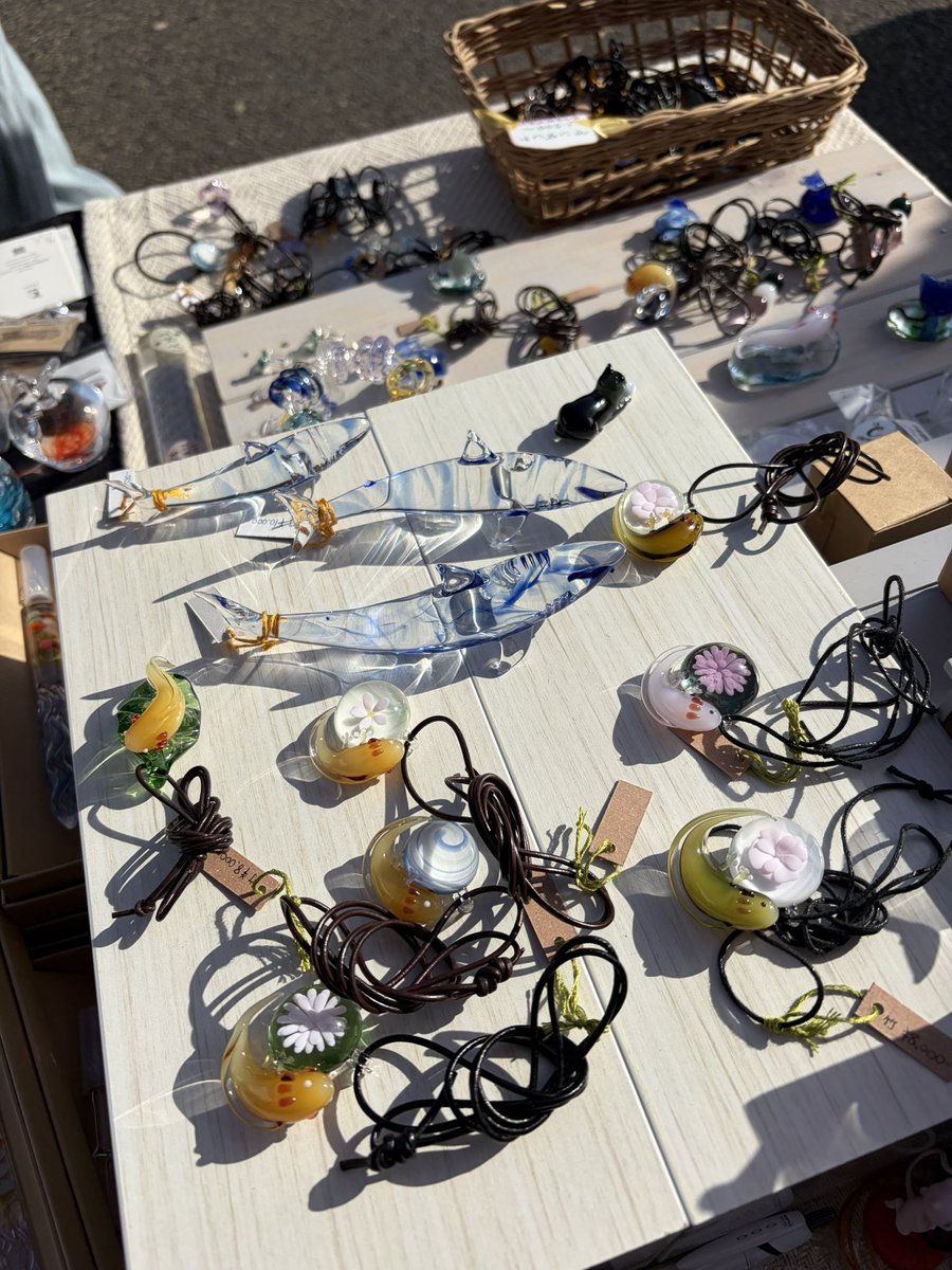 #すみだガラス市 
1日目終了しましたー！
全然投稿できずすみません💦
SNSを見て来ましたー！という方が多くいらっしゃってすごく嬉しかったです！ありがとうございました！
終了間際の商品ラインナップです！
サメもウパも出ている限りになりますので、売り切れの際はご了承ください
 #ハンドメイド