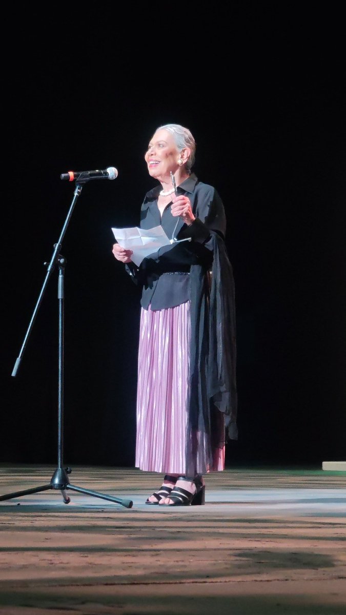 filmajalisco's tweet photo. ¡Gala inaugural del ＃𝗙𝗜𝗖𝗚𝟰𝟭! 🎬🌟
Homenajes a 𝗟𝘂𝗶𝘀𝗮 𝗛𝘂𝗲𝗿𝘁𝗮𝘀 y 𝗘𝗱𝗴𝗮𝗿 𝗥𝗮𝗺𝗶́𝗿𝗲𝘇 + Estreno de 𝗠𝗼𝘀𝗰𝗮𝘀 ✨🫰de Fernando Eimbcke. ¡La 𝗮𝗹𝗳𝗼𝗺𝗯𝗿𝗮 𝗿𝗼𝗷𝗮 brilló en el 𝗔𝘂𝗱𝗶𝘁𝗼𝗿𝗶𝗼 𝗧𝗲𝗹𝗺𝗲𝘅 con todo el talento! 🌵✨ https://t.co/OPUYjXcf3t