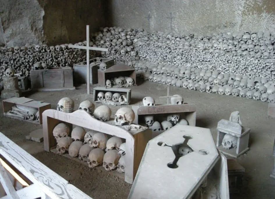 UnaCertaCarmen's tweet image. Oggi è quel giorno. Finalmente riapre il cimitero delle fontanelle. 
#Napoli