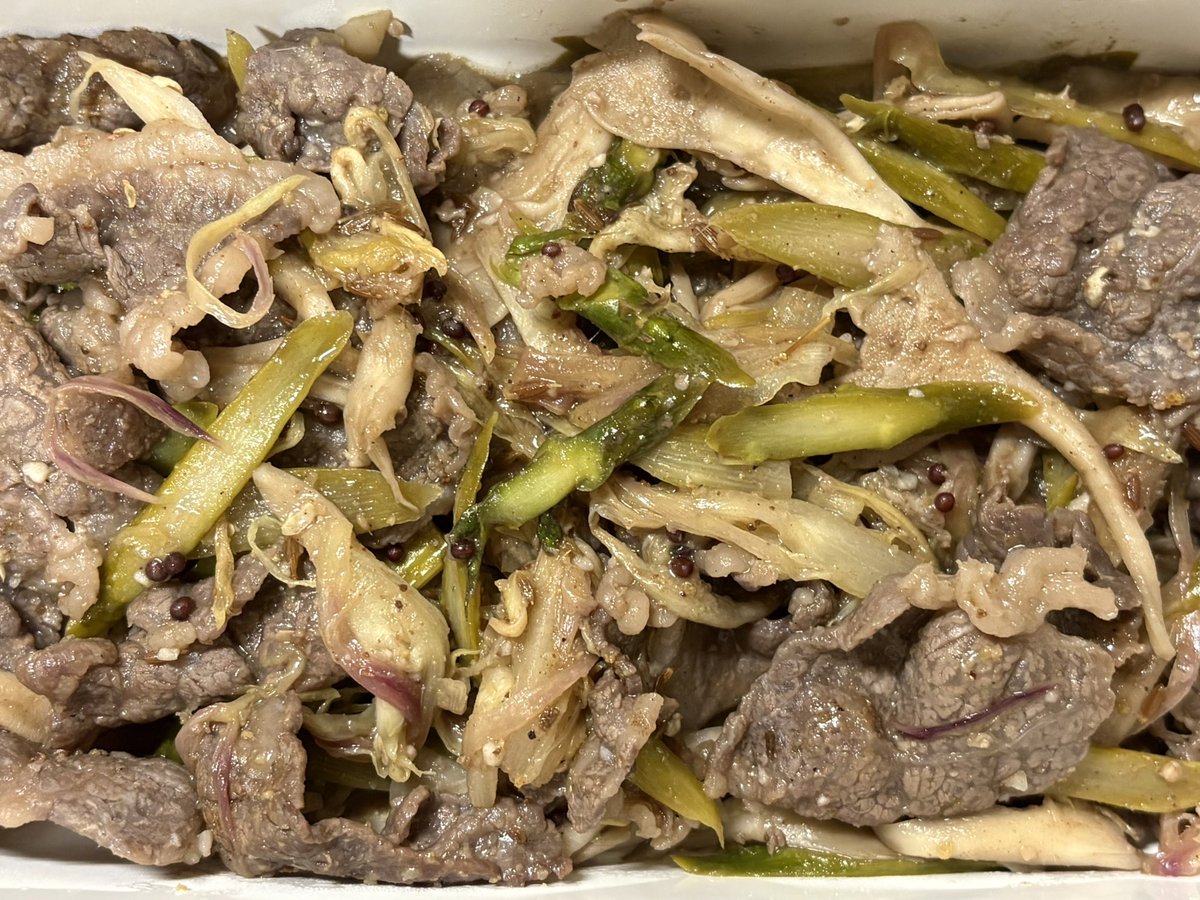 今週の作り置き副菜
牛肉とアスパラとみょうがと舞茸のアチャール
#男の料理 #お酒のおつまみ