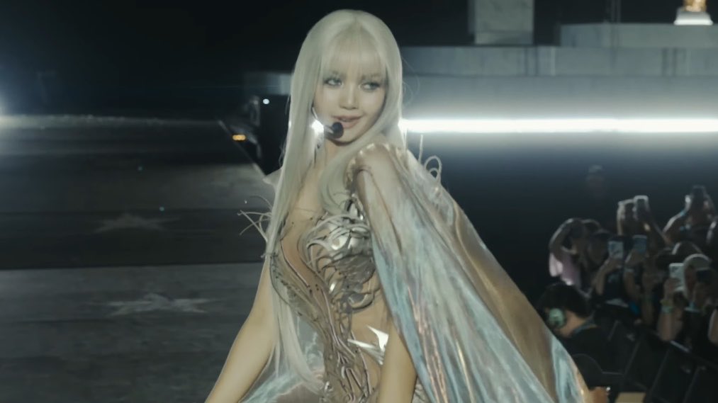 wonderpuiz's tweet photo. ดิชั้น อึ้งทุกวิ

BAD ANGEL WITH LISA 
#ANYMAxLISA
#LISA_COACHELLA 
#LISACHELLA https://t.co/eJrfODDSoF