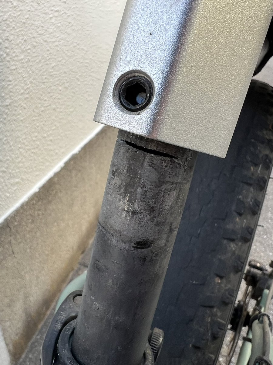 最悪だ　俺の自転車のシートポスト（サドルの下のパイプ）に亀裂が入りました。　これから家の近くの自転車屋まで歩かねばなりません。（片道2時間）… 死ぬって…