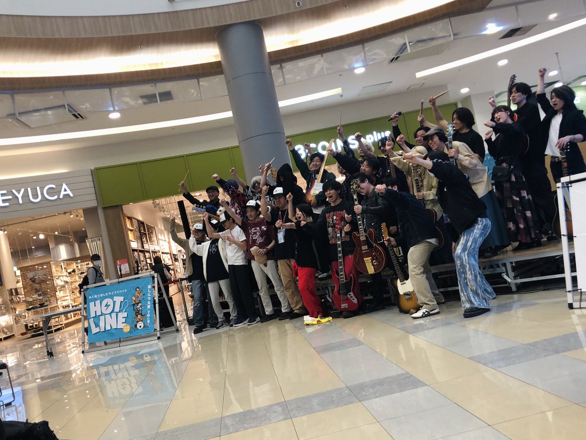 HOTLINE_Acopara's tweet photo. #HOTLINE 名古屋終了いたしました！！！
熱いライブを披露していただいた出演者の皆様、ご来場頂いたお客様のおかげで無事終演を迎えることができました！
一組一組個性の溢れる最高のパフォーマンスでした！
皆さまありがとうございました！！！！
#HOTLINE名古屋エリアライブ https://t.co/dzcflyAYWk