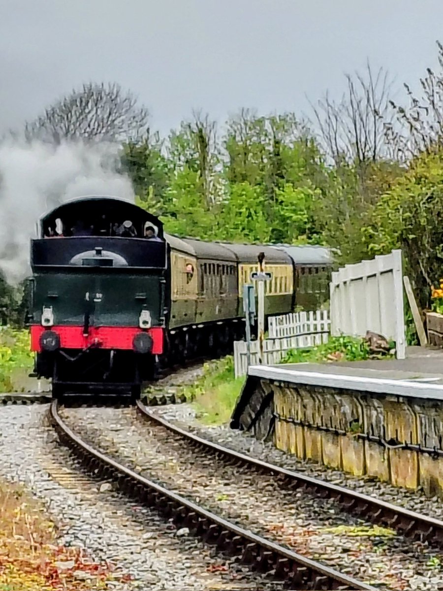 Julie27Rose's tweet image. Good morning Twitter X friends from South Wales, wishing you a very happy Saturday.

From our trip in Watchet, train spotting.🚂

#goodmorning #Saturday #train #trainspotting #bekindalways