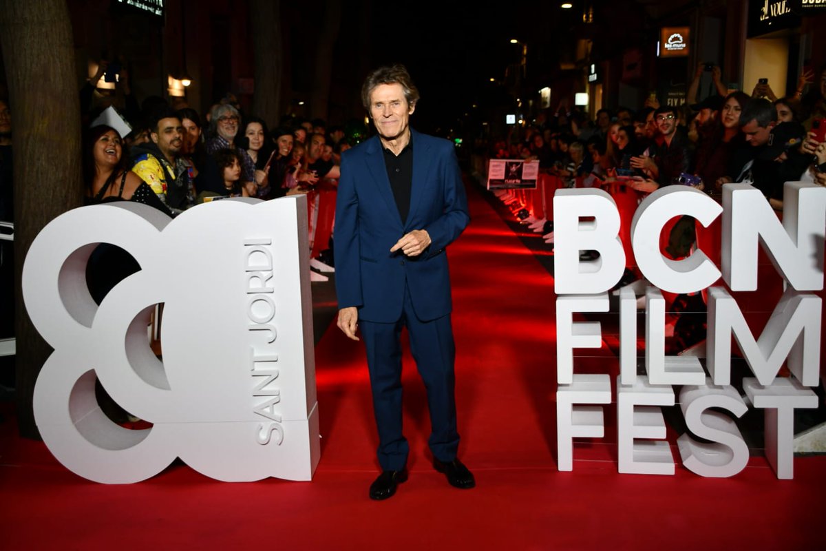 BCNFilmFest's tweet photo. El segon dia del #BCNFilmFest2026 va acabar amb la visita de l'equip d'EL ANFITRIÓN, que va passar per la catifa vermella del Carrer Verdi!

Els espectadors de la Sala 1 van poder gaudir d'un col·loqui posterior a la projecció del film amb els actors Willem Dafoe, Carlos Cuevas i Francesc Garrido i el director Miguel Ángel Jiménez.