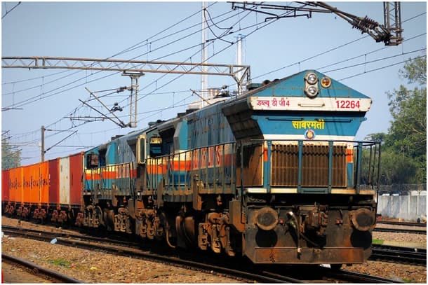 DarKoshal's tweet image. A big boost for trade as #NorthernRailway launches a parcel train service between #Delhi and #Budgam 🚆📦 This will provide faster and more reliable transport for growers and traders! 
 
#IndianRailways #Logistics