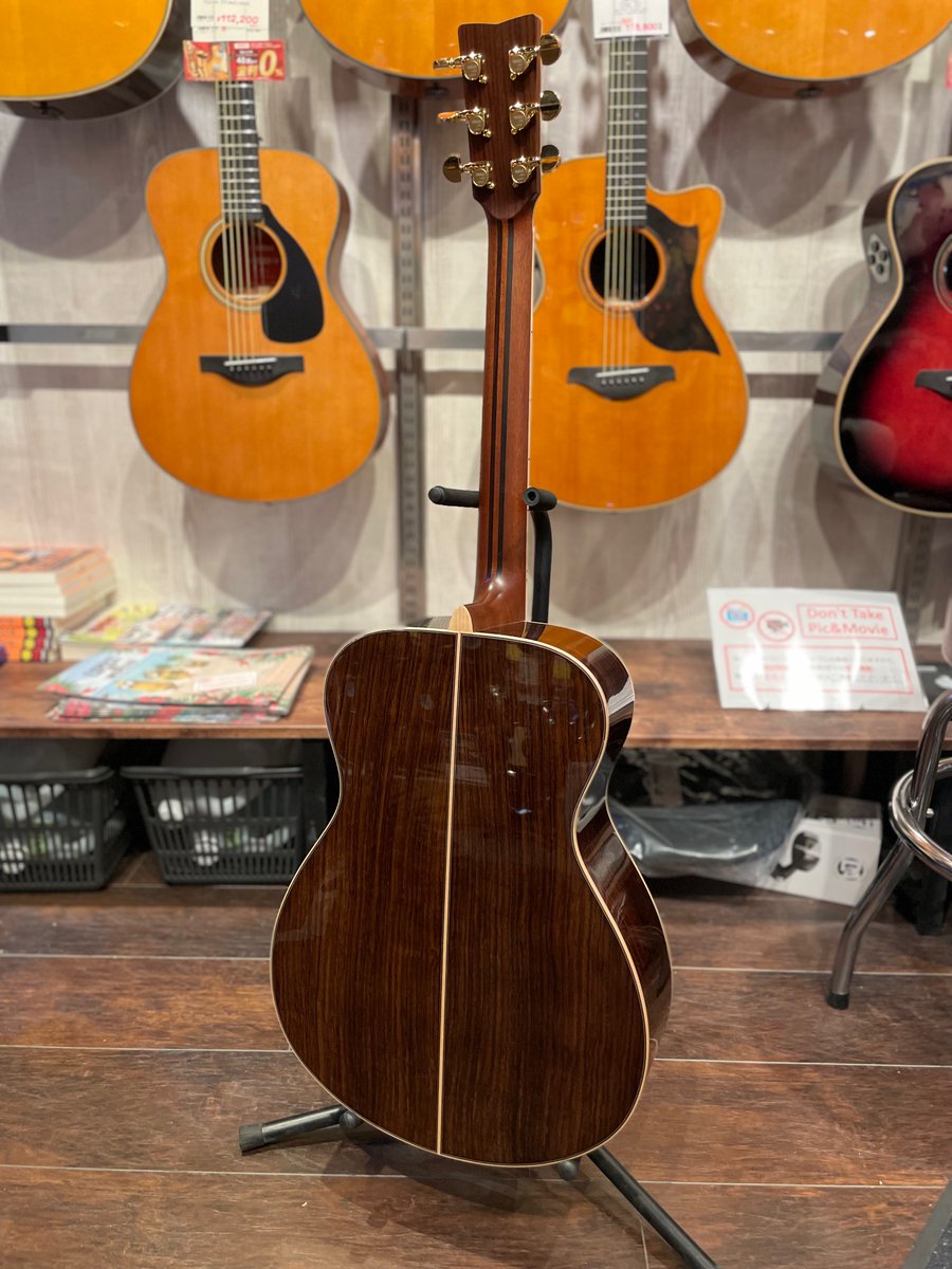 1484ikebukuro's tweet image. 日本製 #ヤマハ の受注生産モデル！

選び抜かれた木材、豪華な装飾、そして素晴らしいサウンド。国産ヤマハのクオリティの高さを感じさせます。

とにかくレスポンスが素晴らしい！ストレスなく快適に響いてくれるサウンド！
やや小ぶりなボディながらしっかりとした低音も魅力です！

#YAMAHA