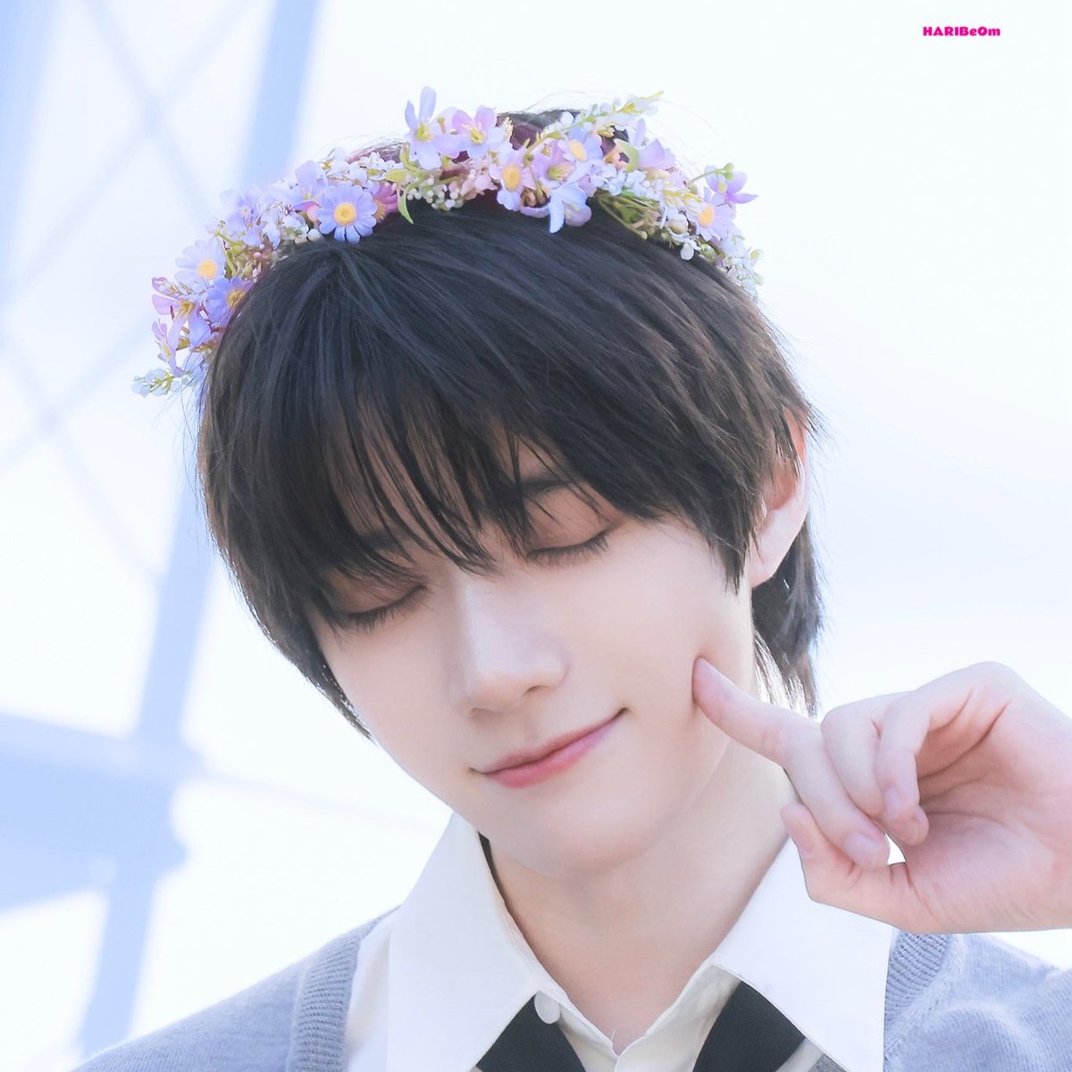 ghostingsoobin's tweet photo. please surround beomgyu with flowers because he really looks the prettiest https://t.co/AOQ1o9gQdL