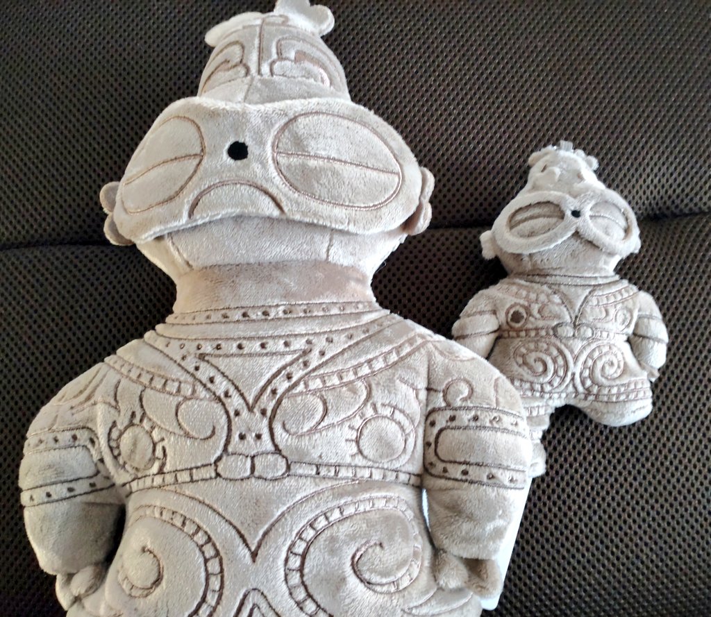 今日は小さい土偶ちゃんを買いました
ミュージアムショップでご夫婦が土偶グッズを選びながら「展示してなかったね。残念。仕舞ってあるんだろうね」と会話されていたので、ついついお節介オバサンは「平成館の考古展示室に展示されてますよ」と遮光土偶ガチ勢みたいな発言をしてしもうた……