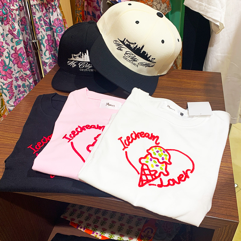 ryubo_official's tweet photo. /／
沖縄・宜野湾市のセレクトショップ
「SHELLTER」による
合同ポップアップ開催中‼️
\＼

国内外からセレクトした
カジュアル・ストリートブランドに加え、
オリジナルラインの刺繍やカスタムプロダクトなど、
幅広いラインナップをご用意🪡🧵

また、同じく宜野湾市に拠点を構える
「ZURIsol」より、レディース・キッズブランド「MWEZI」が参加✨✨
ブロックプリントを用いた、
親子でお楽しみいただけるアイテムを展開しております😄

さらに、「My City Made」からは
“都市”をテーマにしたコレクションの中より、
沖縄にフォーカスした限定アイテムを
先行してご紹介いたします🌺

この機会にお立ち寄りください‼️

〈期間〉4月17日（金）〜4月20日（月）
〈時間〉10:00〜20:00
〈場所〉5F 上りエスカレーター前 特設会場