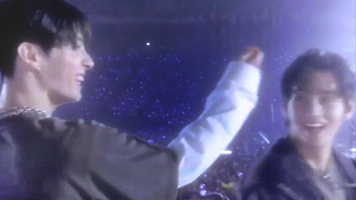 _prodkv's tweet photo. “as long as im with v hyung im happy no matter where we go” https://t.co/6w5Ck6HTpB