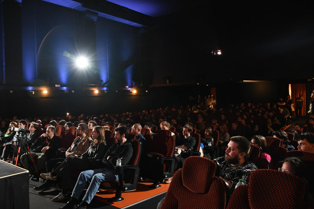 BCNFilmFest's tweet photo. El segon dia del #BCNFilmFest2026 va acabar amb la visita de l'equip d'EL ANFITRIÓN, que va passar per la catifa vermella del Carrer Verdi!

Els espectadors de la Sala 1 van poder gaudir d'un col·loqui posterior a la projecció del film amb els actors Willem Dafoe, Carlos Cuevas i Francesc Garrido i el director Miguel Ángel Jiménez.
