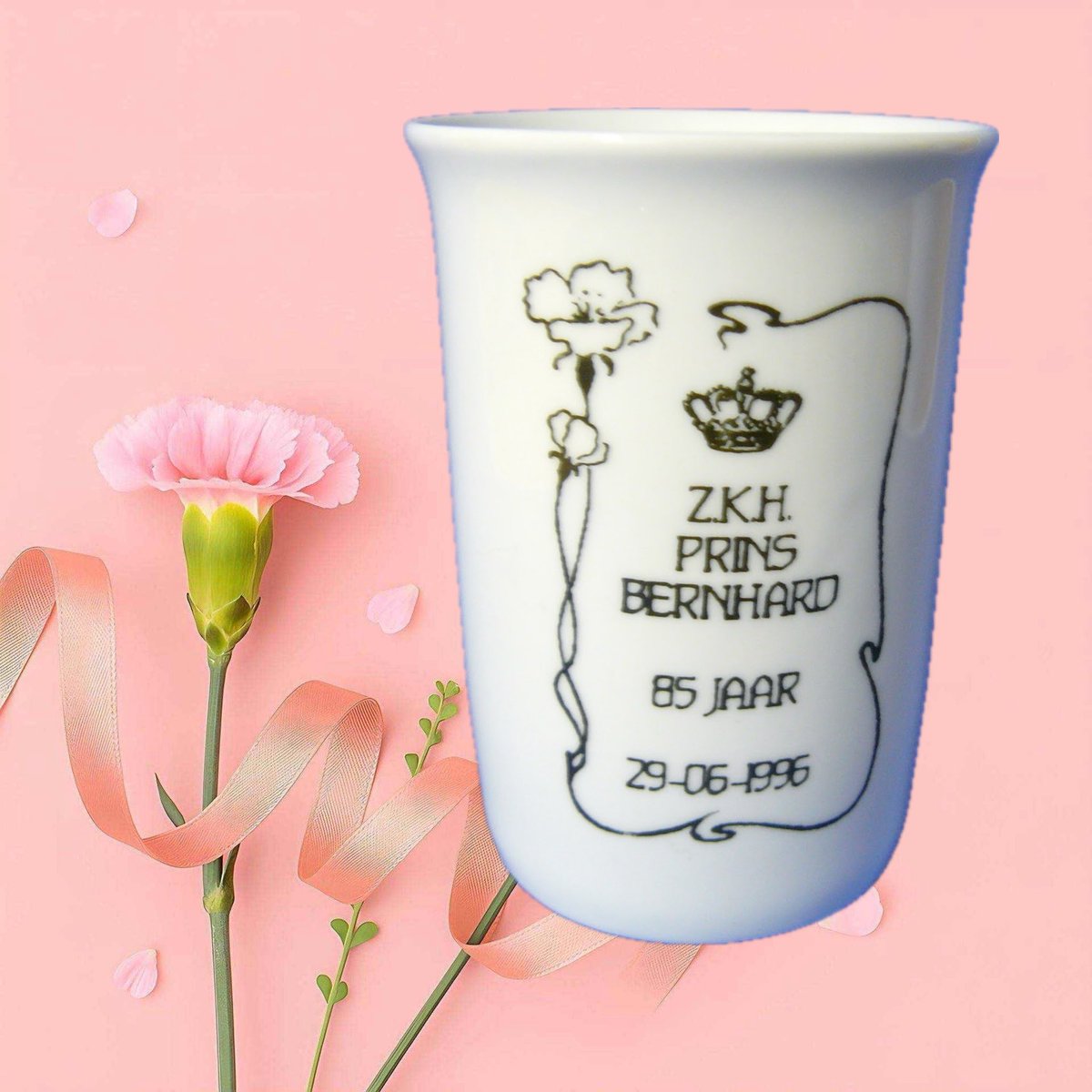 Oranjalia uit vervlogen tijden:
Porseleinen beker 85e verjaardag prins Bernhard 1996.
@denroncollections.nl