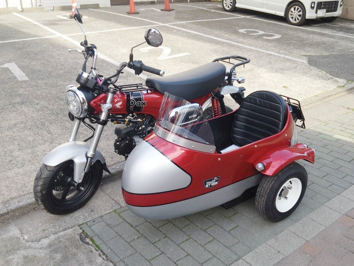 DragStar_4TR's tweet photo. 本日納車です
DAX125のサイドカーです
名前の通りモチーフはダックスです
バイクなのに3人乗りOKですが
人は乗せません
俺、めんま、なると専用です
#サイドカー
#DAX125 https://t.co/1a30J25Tiw
