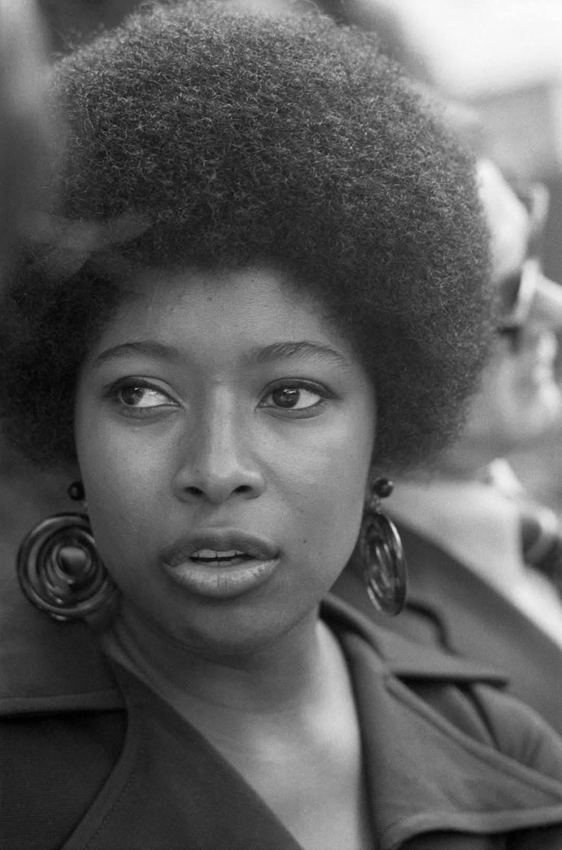 On this day in 1983, Alice Walker wins Pulitzer Prize for fiction for The Color Purple. Alice Walker became the first African-American woman to win the Pulitzer Prize for fiction ❤️💚🖤
#alicewalker #womenwhoinspire