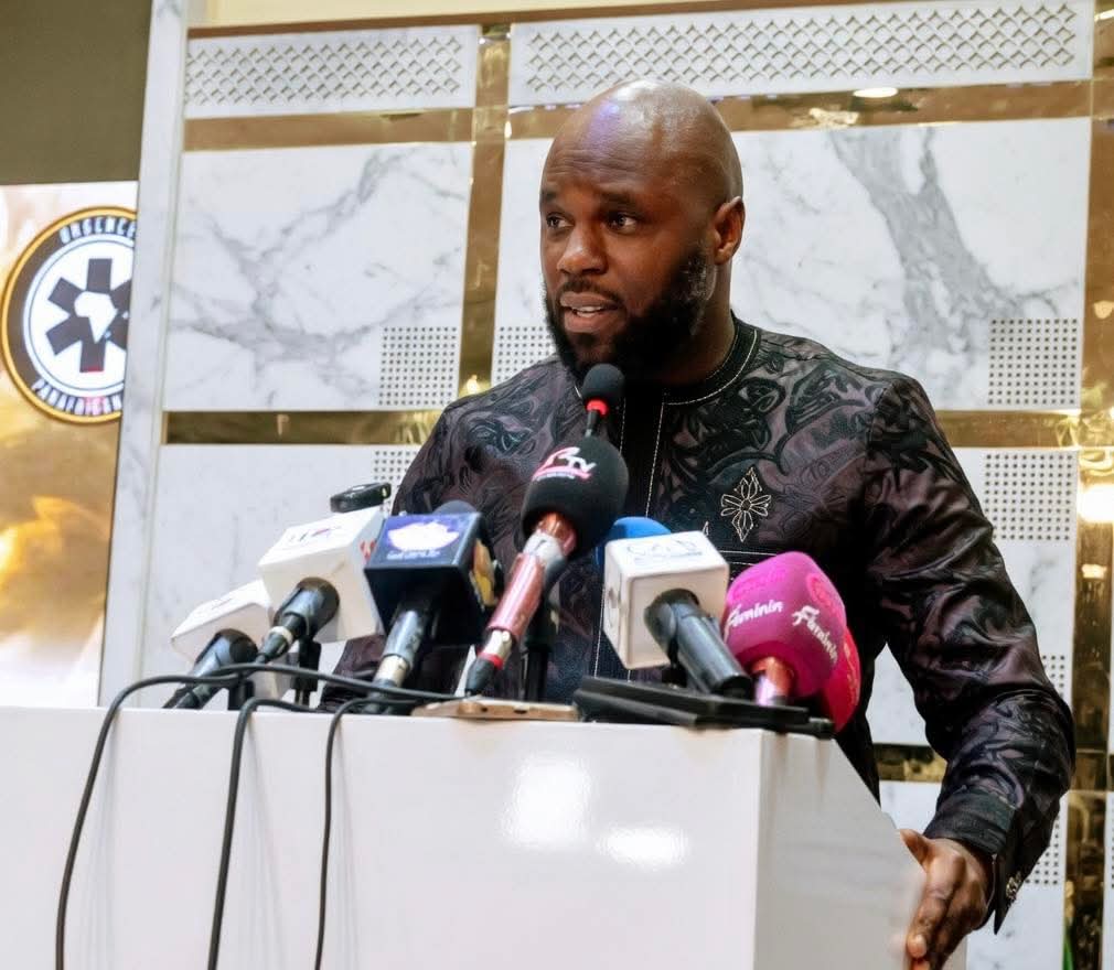 TimTshao2015's tweet photo. @KemiSeba1 
Compagnon de lutte.  Courage à toi. Tu as le soutien de toute l'Afrique consciencieuse. Le plus grand problème des grands esprits c'est d'être toujours mal compris ou compris en retard. 
Tu es sur cette voie et tu as l'énergie nécessaire. Total soutien mon frère. https://t.co/F6BH9cD2TO