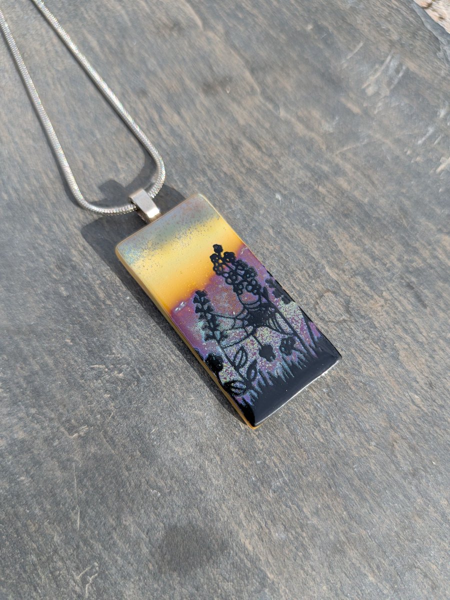 Samphireglass's tweet image. Beautiful new sunset fused glass necklace with a sweet hand applied enamel wildflower scene and spider web design. Lovely gift idea. 

#ukgiftam #ukgifthour #shopindie

samphireglass.etsy.com/listing/448966…