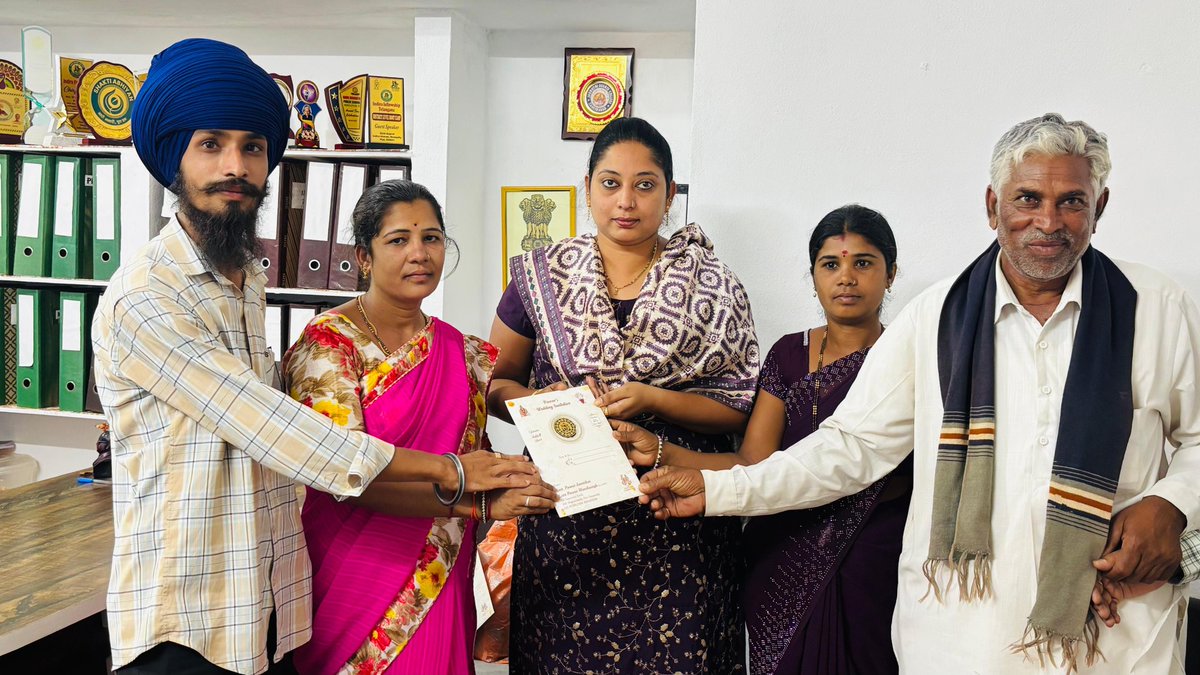 asmatabassum08's tweet image. జహీరాబాద్ నియోజకవర్గ మహిళా కాంగ్రెస్ అధ్యక్షురాలు శ్రీమతి అస్మా గారికి ఆహ్వానం పలుకుతూ పలు వివాహ శుభకార్యాలకు మర్యాదపూర్వకంగా కలిసి పత్రికను ఇవ్వడం జరిగింది..

#Telangana #Sangareddy #Zaheerabad