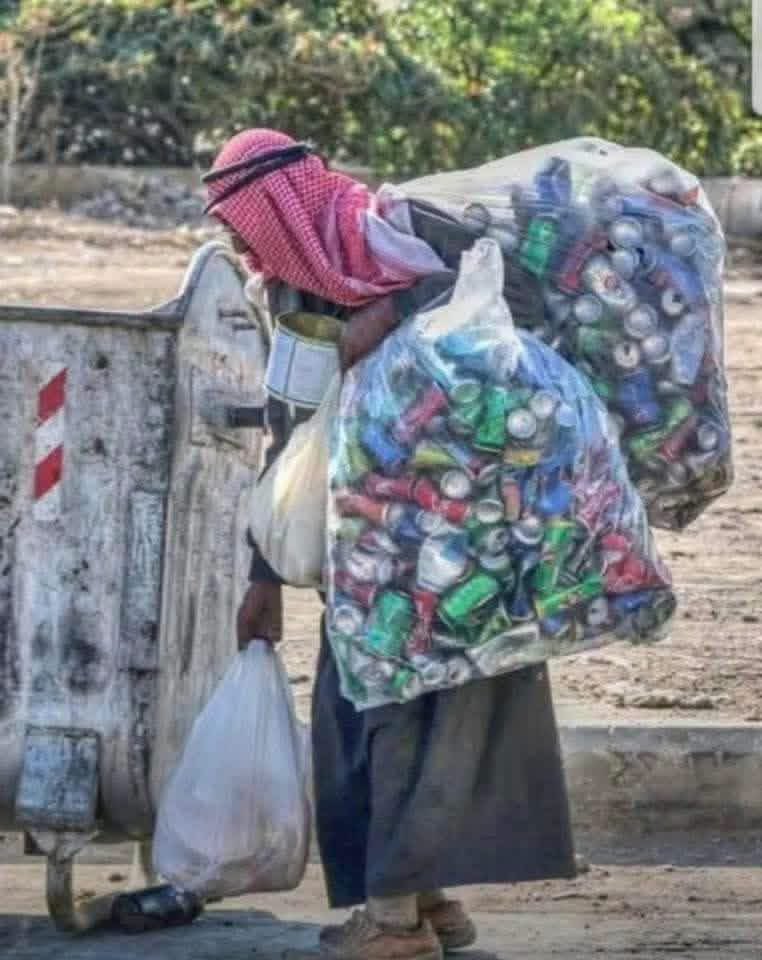 الصورة لا تُحرج هذا الرجل ؛ بل تُحرج واقعًا يُكافئ القلة بالملايين ويترك الكثرة تُقاتل على لقمة العيش .

الشغل مش عيب .. العيب أن يتحوّل الكدّ إلى قدرٍ دائم على الضعفاء، بينما تُوزَّع الامتيازات بلا عدل .
والسؤال أين الكرامة في توزيع الثروة ؟