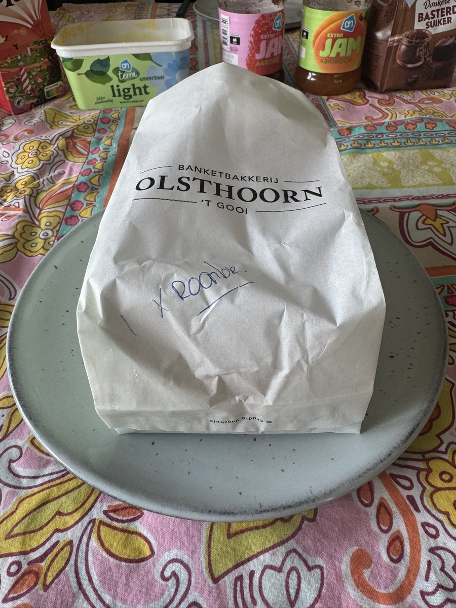 miesie035's tweet image. Of mijn weekend weer goed begint?
Misschien…
😜😋
#weekend #bijnakerst 
😃🤗❤️🌞😎🎅🏼🎄