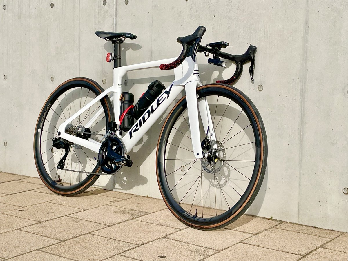tomatti0806's tweet image. MY NEW GEAR✨
昨日納輪🚵‍♀️
#ridley #noah
@hii_road さんに教えてもらってサイコンマウントも無事取り付け完了👍🏻
足は無いけど進む感じが気持ちいい😊
組み付けは　#カミハギサイクル緑店
@kamihagi_cycle 
＠ridley_jp 
#名古屋サイクルスポーツデイズ　で試乗して決めました✨