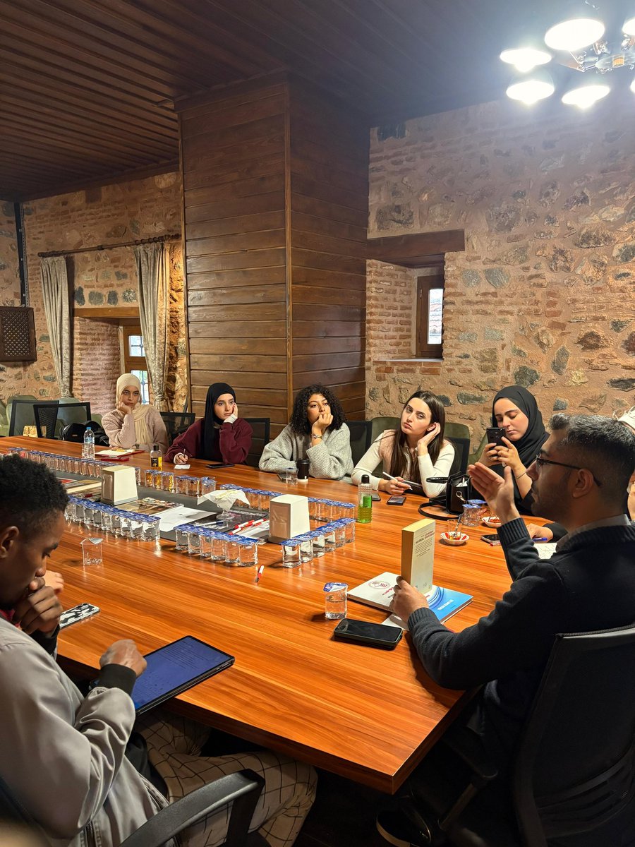 mustafakokmentr's tweet image. #Diplomacy #time 

20 farklı ülkeden ülkemize eğitim görmeye gelen “Genç Diplomat Adayları” ile muazzam bir akademik sohbet gerçekleştirdik. 

@AntalyaDF @TC_Disisleri @HakanFidan