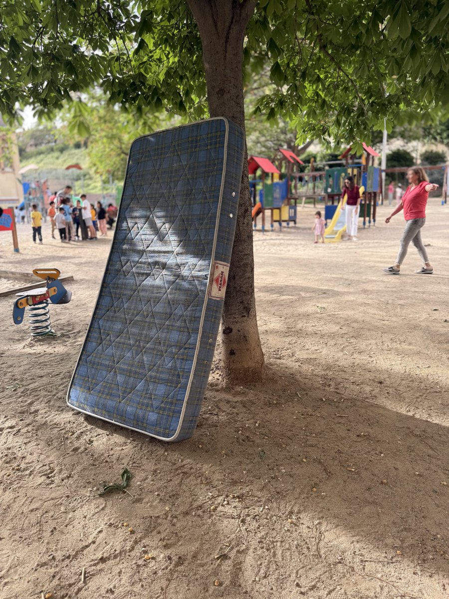 superascensor's tweet photo. Familias y niños compartiendo espacio de juego con un colchón roñoso en el parque de l’Escorxador. Imagen normalizada en #Lleida, on la degradació és la protagonista! @paerialleida @LleidaB @flarrosa #nonosjodaismaslaciudad https://t.co/kLYOb7fb9L
