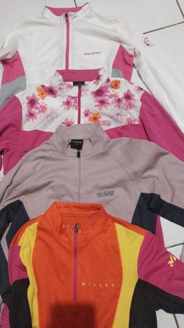 unsfesss's tweet image. Guys yang cari base layer atau baju olahraga buat lari atau mendaki bisa cek preloved ku yaaaa
#preloved