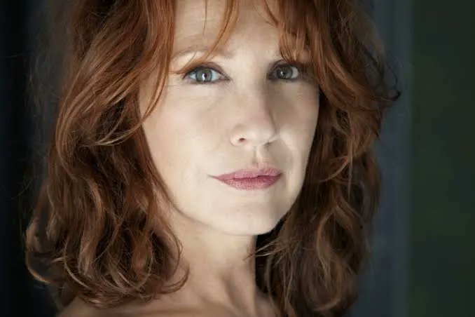 Nathalie Baye est partie.

Et pour ceux qui aiment le cinéma français de la belle époque, celui des années 70, 80, 90, ça serre vraiment le cœur.

Parce qu’elle faisait partie de ces visages qu’on croyait installés pour toujours dans le décor.

Pas une star fabriquée.

Pas une