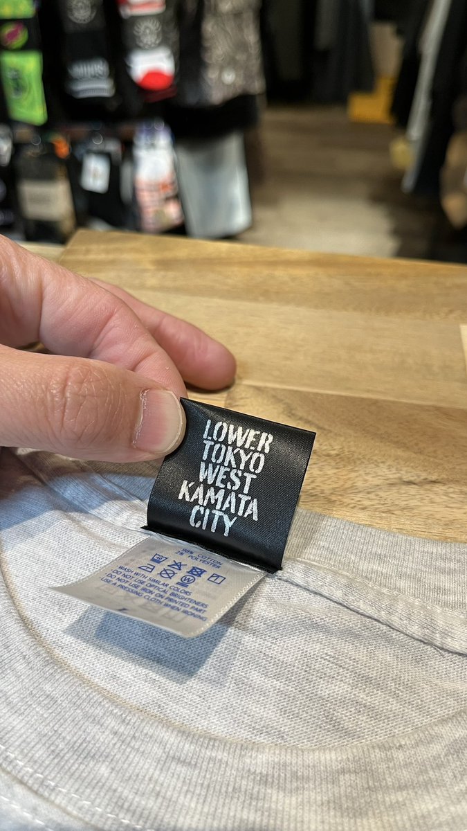 new arrival

<OHCA clothing>
ひさしぶりのオリジナルアイテム作りました！🎮
スマホやPCでゲームする方もだいぶ増えた昨今かと思いますが、夢のあるハードのデザインや世界観はやっぱり素敵。
そんなリスペクトが込められた盛大なパクりロゴを刺繍でズドンと🤯
今回も怒られないか心配です🤯