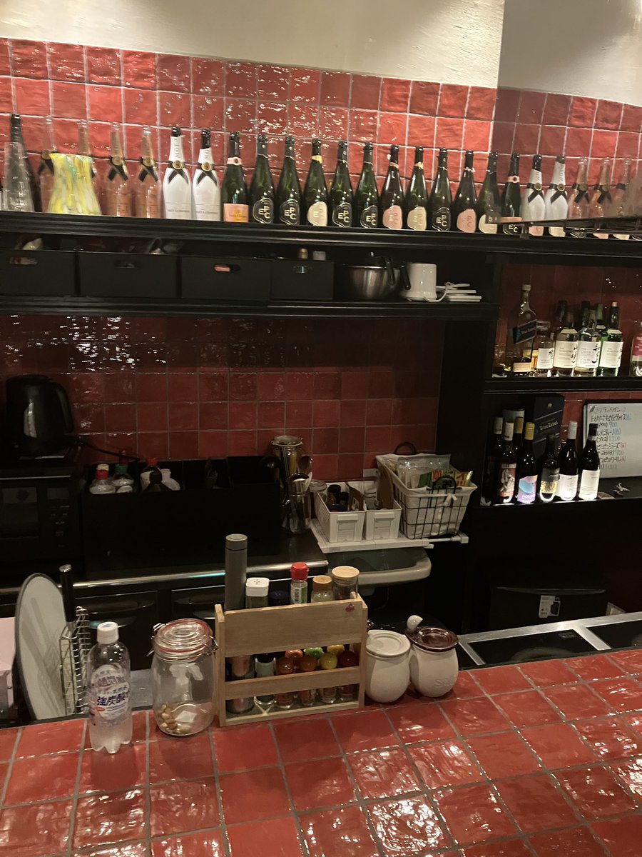 整理収納アドバイザーに店を見てもらったら、驚くほど心地いい空間になった。
店長が美人なのに料理も丁寧に自分で作るから、どうしても少し生活感が滲み出てたんだよね。それがまごうことなき完璧な空間になってしまった。
今宵も待ってる。​​​​​​​​​​​​​​​​

←before