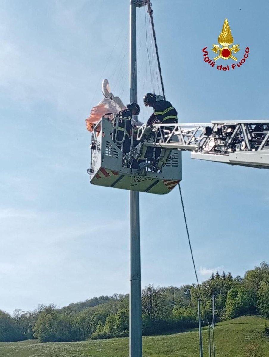 vigilidelfuoco's tweet image. Utilizzando l'autoscala è stato raggiunto e portato al sicuro. Così i #vigilidelfuoco di #Parma hanno soccorso ieri un parapendista che era rimasto bloccato a 7 metri di altezza su un palo della linea elettrica a Langhirano

#lidoveserve
