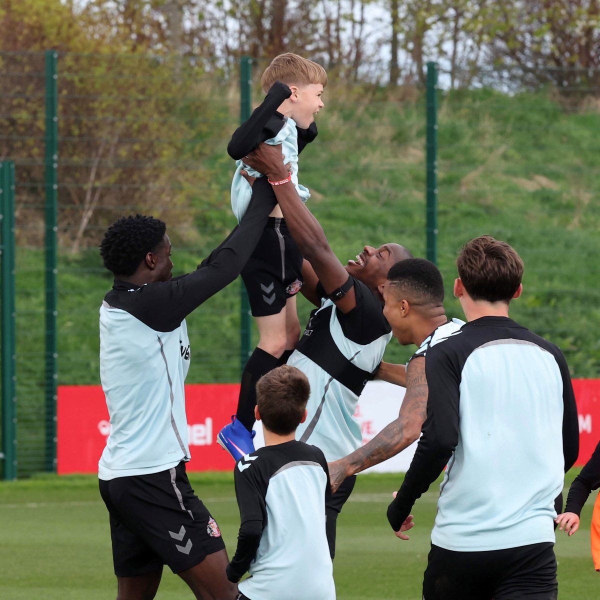 SunderlandAFC's tweet photo. So many good photos from this week’s Under-8 training session 🤩

@AcademyOfLight