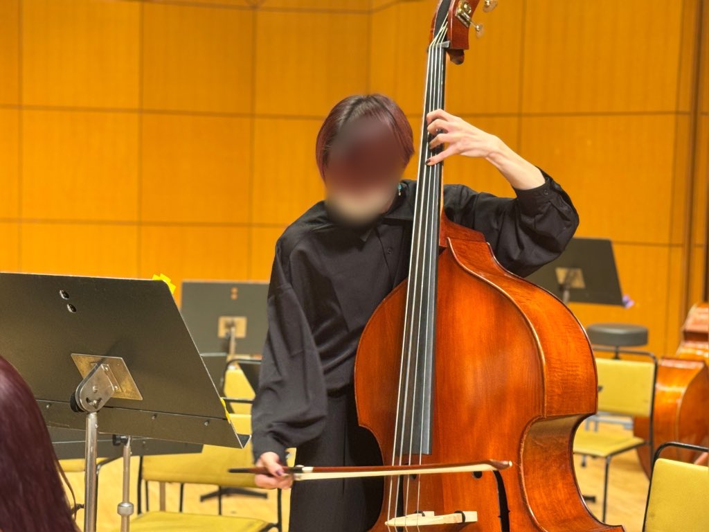 utmc_shinkan26's tweet photo. 今日は最後の楽器紹介、コントラバスの紹介です!コントラバスはマンドリンオーケストラ唯一の擦弦楽器です。オーケストラの中では最重低音を奏でます。重量感あふれる音色を奏でることで、合奏により深みをもたらします。
#春から東大 #UTMC #マンドリン #マンドリンオーケストラ https://t.co/PRj5mMFqFT