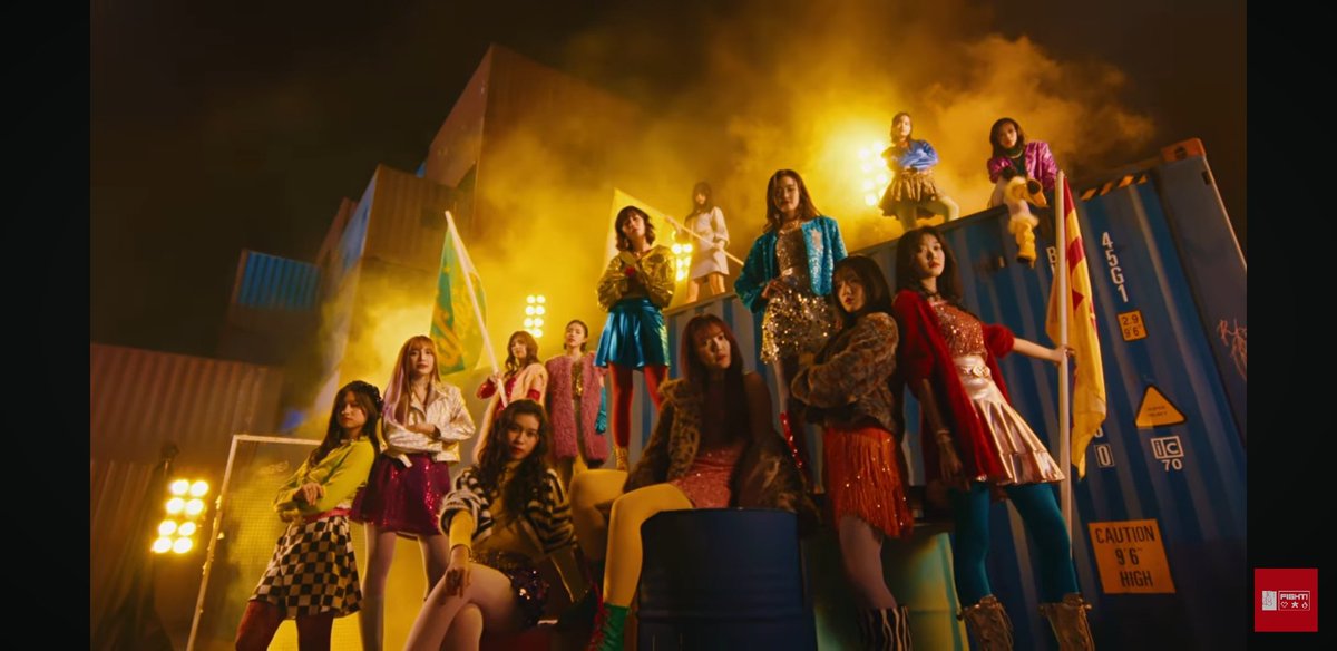 Shot High &amp; Low ini keren banget jujur.
Lightingnya menang banget padahal noise nya tebel. Jujur keren MV Wakakak People ini 🔥
Maaf ya MV Dekat namun Jauh, ini jauh sih 🙏